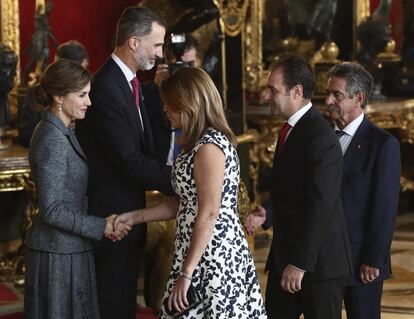 Los Reyes saludan a la presidenta de Andalucía, Susana Díaz, y su marido José María Moriche (2d), y al presidente de Cantabria, Miguel Ángel Revilla (d).
