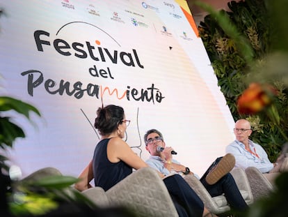 Desde la derecha, Alejandro Santos Rubino, Ricardo Jaramillo Mejía y Vanessa de la Torre en el primer día del Festival del Pensamiento, este viernes en Santa Fe de Antioquia.