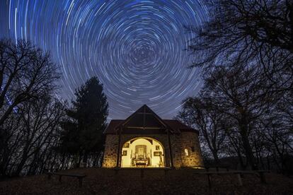 Una fotografía de larga exposición dibuja el recorrido aparante de las estrellas alrededor de la Polar sobre la montaña Karancs, cerca de Karancslapujto (Hungría).