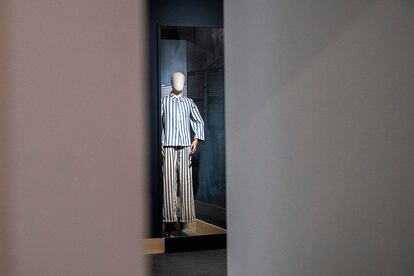 Uno de los pijamas de los presos de Mauthausen, en la exposición del Centro Sefarad-Israel de Madrid.  