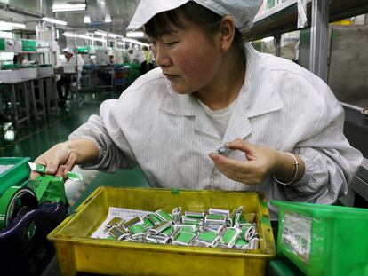 Una mujer trabaja en una de las plantas de baterías de litio de la empresa Ganfeng, en China.
