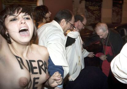 Cinco activistas de Femen, con el torso desnudo y al grito de "aborto es sagrado", han abordado esta tarde a Antonio María Rouco Varela, cuando se disponía a entrar en la parroquia de los Santos Justo y Pastor en Madrid.