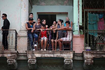 Mucha expectación en las calles de La Habana para ver el desfile.