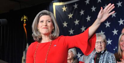 La senadora republicana Joni Ernst (Iowa) celebra su victoria este martes.