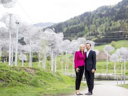 Nadja Swarovski y Markus Langes-Swarovski, frente a la instalaci&oacute;n Nube de Cristal de el parque Kristallwelten, situado en Wattens (Austria).