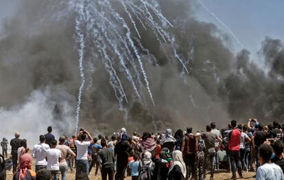 Las tropas israelíes lanzan gas lacrimógeno contra los manifestantes palestinos en la franja de Gaza, el 14 de mayo de 2018.