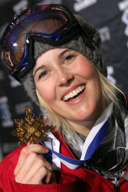 La canadiense Burke sostiene su tercera medalla de oro después de ganar el <i>Superpipe<i> (supertubo) en los 'X Games' de Invierno celebrados en Colorado (Estados Unidos), en 2009.</i></i>