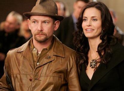 Ian Hart y Courtney Cox, protagonistas de <i>Dirt.</i>