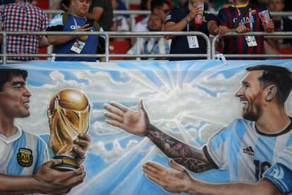 A taça um dia irá para as mãos de Messi? Ainda há chance, já que a Argentina bateu a Nigéria e se classificou para as oitavas. Para delírio de Don Diego Armando Maradona.