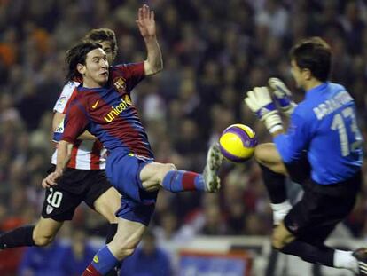 Messi intenta superar a Aranzubia en la jugada del gol del Barça.