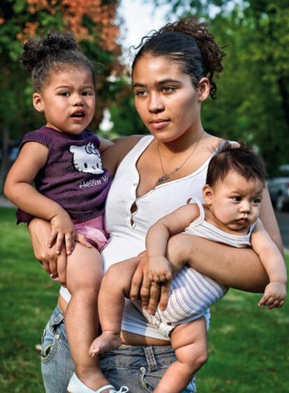 Nació en Colombia. Vino de niña a España. Tiene 16 años y dos hijas: Nerea (un año y ocho meses) y Karen (cuatro meses). Viviana grita desde la ventana a la calle. Saluda. Dice que sus hijas están bien. Que la tratan bien en esta residencia para madres adolescentes con "riesgo de exclusión". Entro en julio, cuando se torcieron los planes de futuro con su pareja. "Tener un nene te quita la libertad", decía poco después de dar a luz a Karen. Había abandonado por segunda vez el instituto. Era mayo. Y se pasaba los días deambulando alrededor del hospital. El bebé seguía en observación. Y ella se dejaba caer por la planta de neonatos cada tres horas, para darle de mamar.