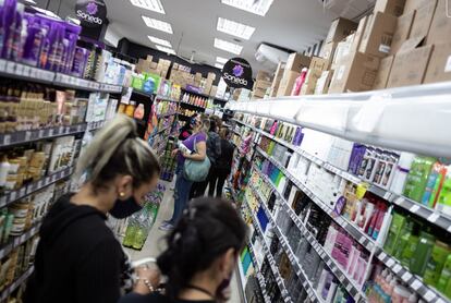 Consumidores usam máscara na reabertura de supermercado de São Paulo após a quarentena gerada pelo novo coronavírus