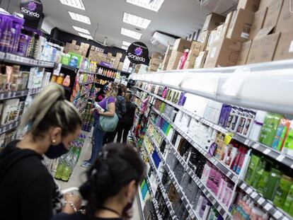 Consumidores usam máscara na reabertura de supermercado de São Paulo após a quarentena gerada pelo novo coronavírus