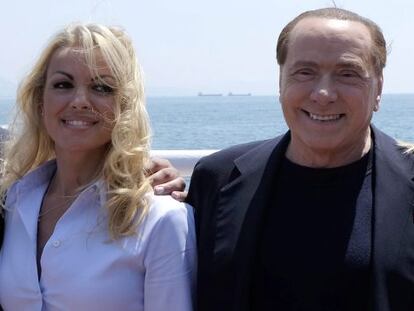 Silvio Berlusconi y Francesca Pascale en un acto del partido Forza Italia.