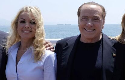 Silvio Berlusconi y Francesca Pascale en un acto del partido Forza Italia.