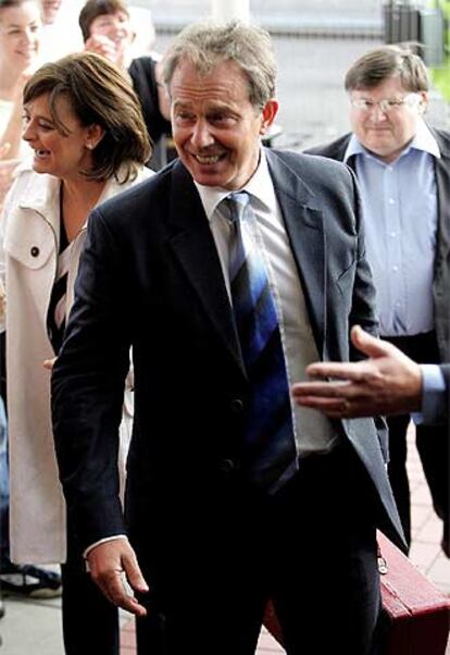 Tony Blair y su esposa, Cherie, llegan ayer a Brighton para asistir al congreso laborista.