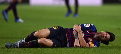 Messi es queixa del dolor al braç dret.