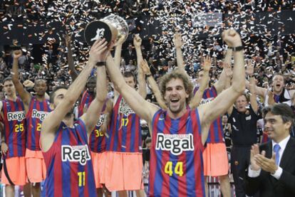 El capitán del Barça, Grimau, sostiene el título de la ACB junto a Juan Carlos Navarro, que ha sido elegido MVP.
