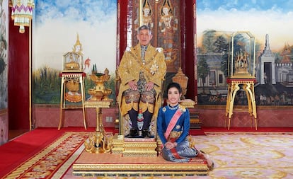 El rey de Tailandia, Maha Vajiralongkorn, con su concubina, en el Gran Palacio de Bangkok, en una imagen difundida el pasado 27 de agosto.