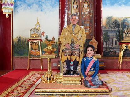 El rey de Tailandia, Maha Vajiralongkorn, con su concubina, en el Gran Palacio de Bangkok, en una imagen difundida el pasado 27 de agosto.