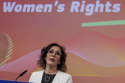La comisaria europea de Igualdad, Hadja Lahbib, durante la presentación de la hoja de ruta para reforzar los derechos de las mujeres