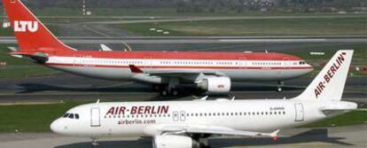 Aviones de Air Berlin y de LTU en el aeropuerto de Düsseldorf (Alemania).