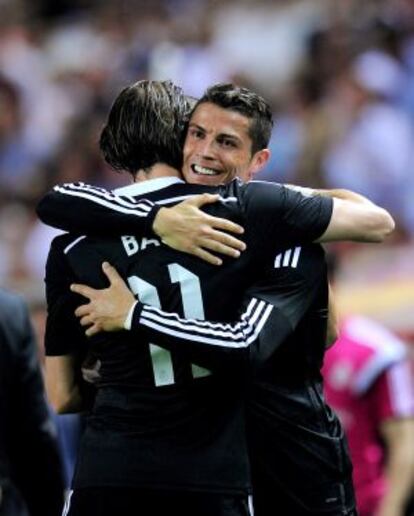 Cristiano se abraza con Bale.