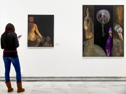 Dos cuadros de la exposición 'El coloquio de los perros', de Sofía Gandarias, en Sevilla.