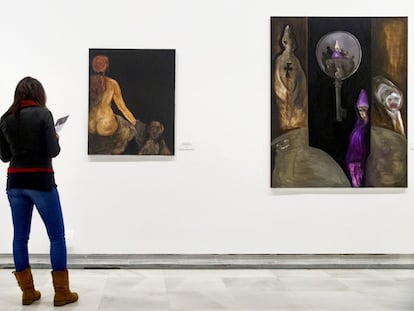 Dos cuadros de la exposición 'El coloquio de los perros', de Sofía Gandarias, en Sevilla.