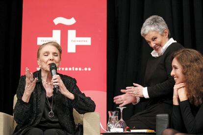 Homenaje a la cantante María Dolores Pradera (i), en el Instituto Cervantes, en Madrid. En la imagen, la cantante, con Amaya Uranga (c) y Ana Belén (d), en 2011.