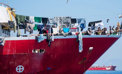 Unos migrantes en uno de los cuatro barcos turísticos alquilados por La Valeta, el pasado martes a 20 kilómetros de la costa maltesa.