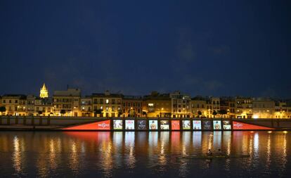 El río Guadalquivir, a su paso por Triana, con los carteles de las películas candidatas a los Goya.