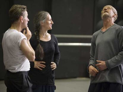 De izquierda a derecha, Mijaíl Baryshnikov, Ana Laguna y Mats Ek.