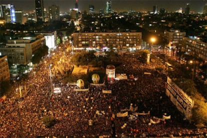 Miles de personas se concentran en el centro de Tel Aviv en un acto de recuerdo a Rabin.