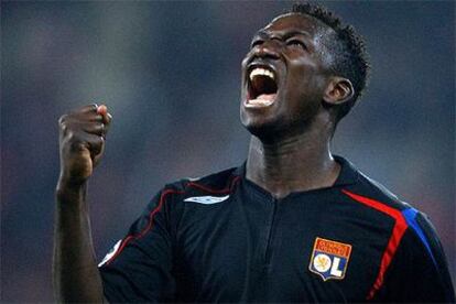 Diarra celebra un gol conseguido con el Lyón en la pasada Liga de Campeones.