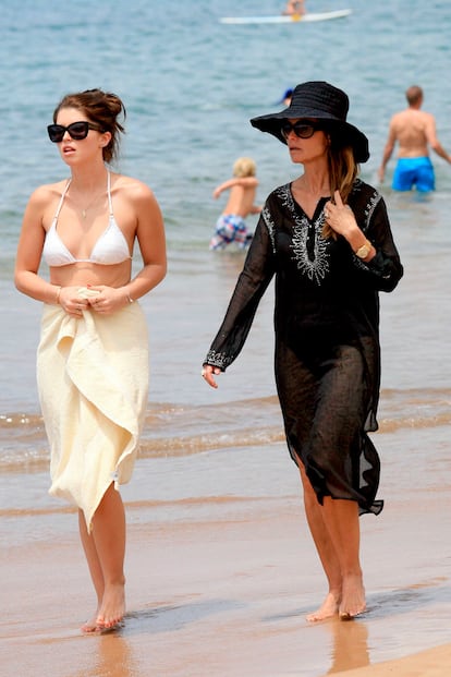 Bikini maternofilial: Maria Schriver y su hija, Christina Schwarzenegger, pasearon así de complementadas y recatadas por la playa, una en blanco y otra en negro. Lo más alejado del bikini escandaloso.