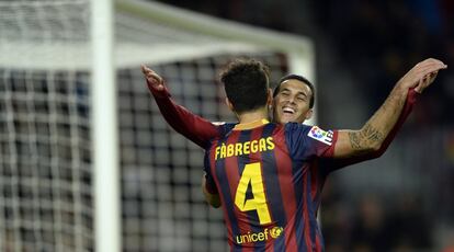 Pedro celebra uno de los goles con Cesc 