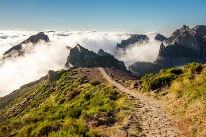 Dos senderistas durante la excursión al Pico do Areeiro.