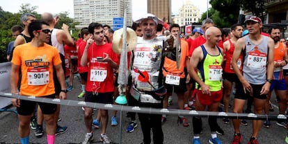Un participante disfrazado de Quijote en la carrera popular 'Libros a la carrera en junio de 2018.