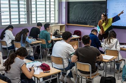 Estudiantes de Bachiller durante una clase en el Instituto público Serpis de Valencia.