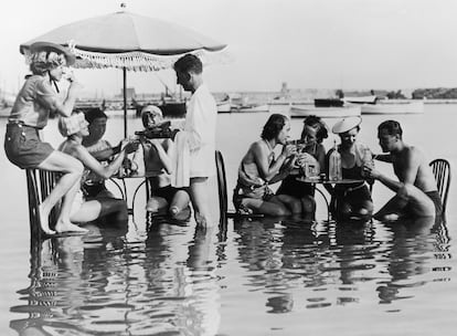 Veraneantes disfrutan de un refresco en una playa francesa en 1937. Las vacaciones pagadas acababan de aprobarse.