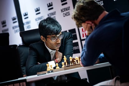 Praggnanandhaa, durante su partida contra Carlsen de este miércoles