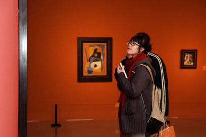 Dos visitantes, ayer, en la exposición sobre el cubismo en el Museo Nacional de China.