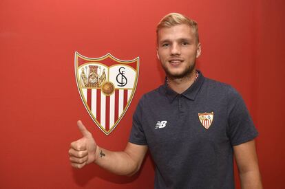 Geis posa como nuevo jugador del Sevilla. 