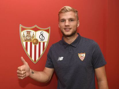 Geis posa como nuevo jugador del Sevilla. 