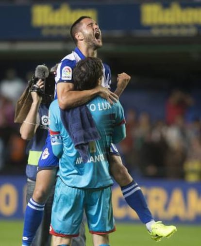 Alegría de Andone y Lux tras la salvación del Deportivo.