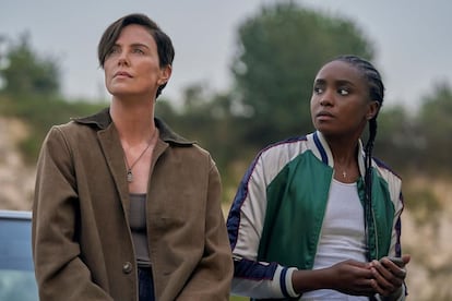 Charlize Theron y Kiki Layne, en 'La vieja guardia 2'.
