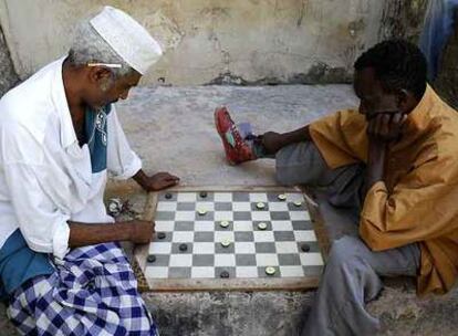 Dos jugadores de damas, en plena partida en la isla de Lamu (Kenia).