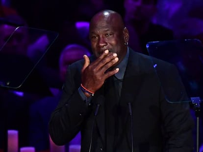Michael Jordan llora recordando a Kobe Bryant durante el homenaje en el Staples.