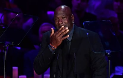 Michael Jordan llora recordando a Kobe Bryant durante el homenaje en el Staples.